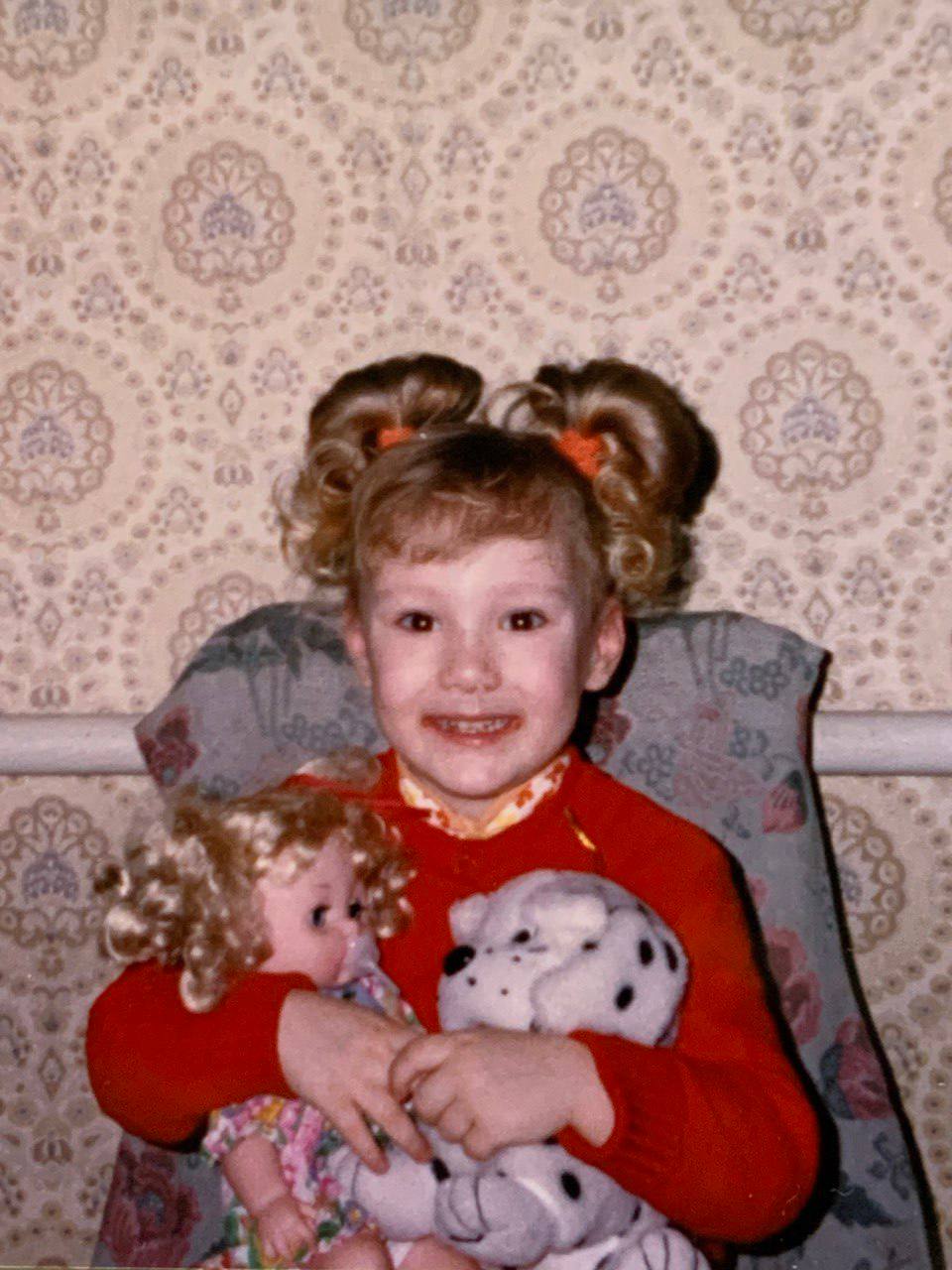 Від Barbie до парфумів Dior: що знаходили під подушкою українські зірки на День Святого Миколая